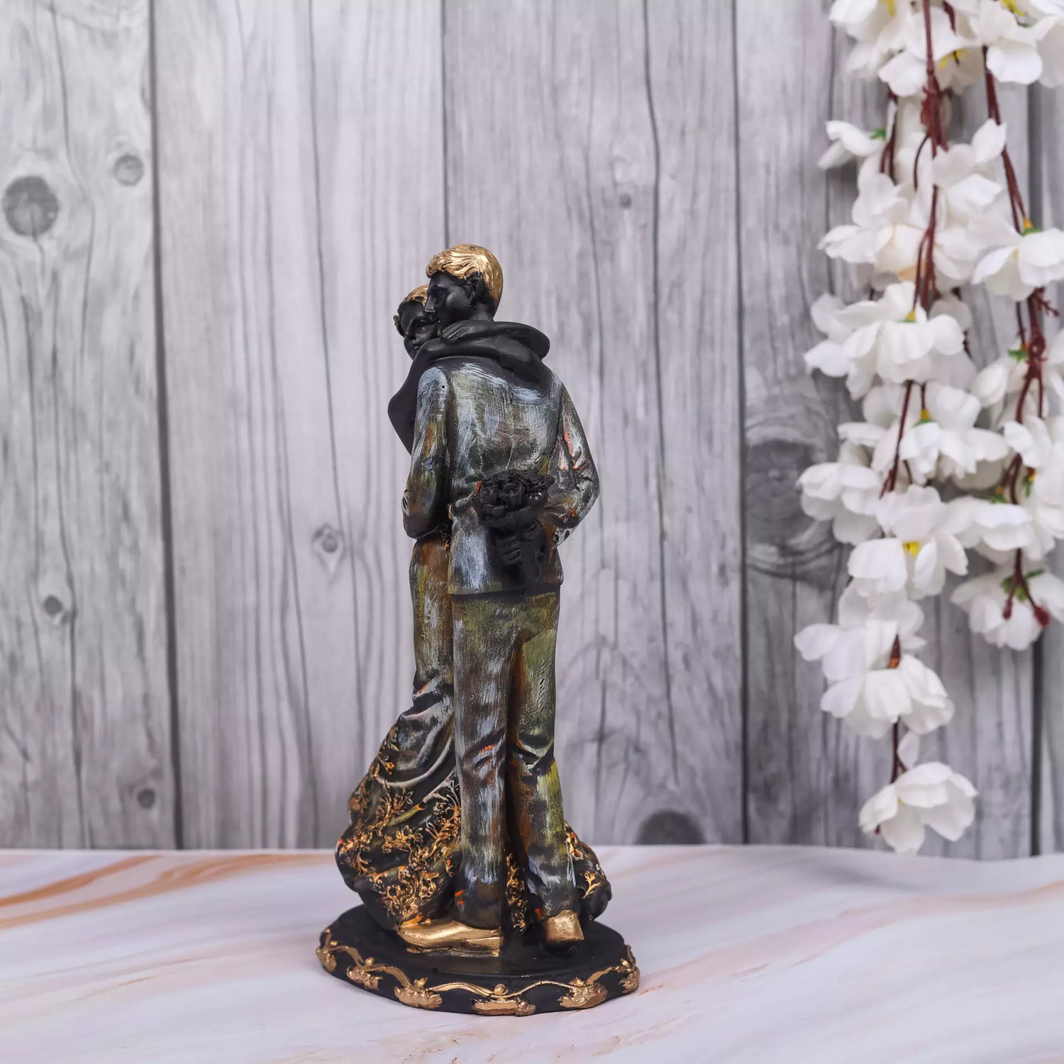 Hugging Couple Resin Statue - Love and Connection – Aurance